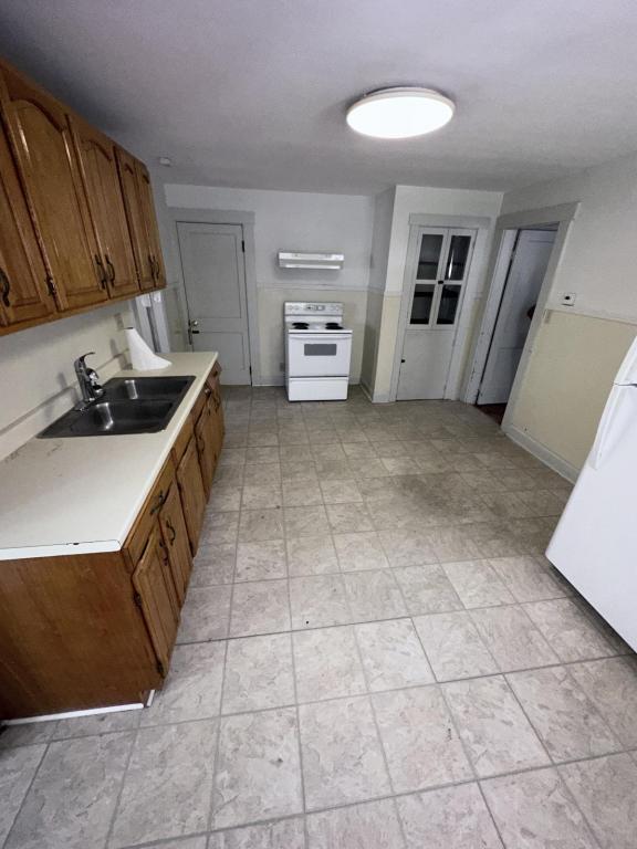 Primary Photo - 576 Abbott Ave
