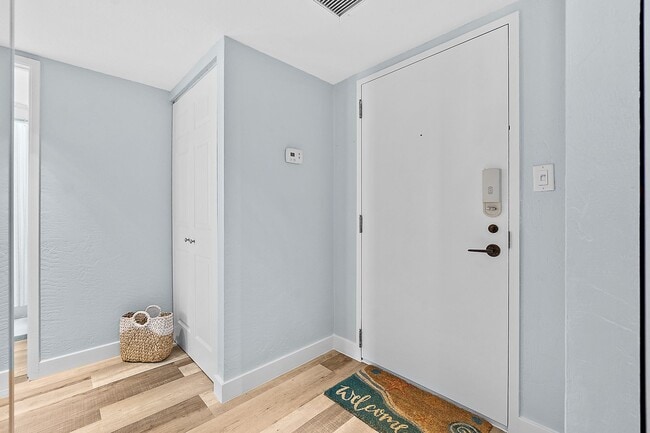 Building Photo - Spacious Oceanfront Condo