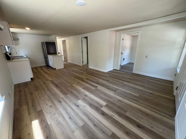 Building Photo - Freshly Remodeled 2 Bedroom Home