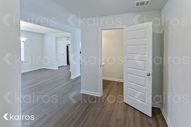Foto del edificio - 200 Redwood Ct