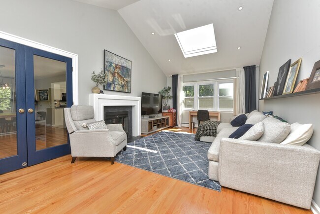 Family Room - 451 Golf Course Dr