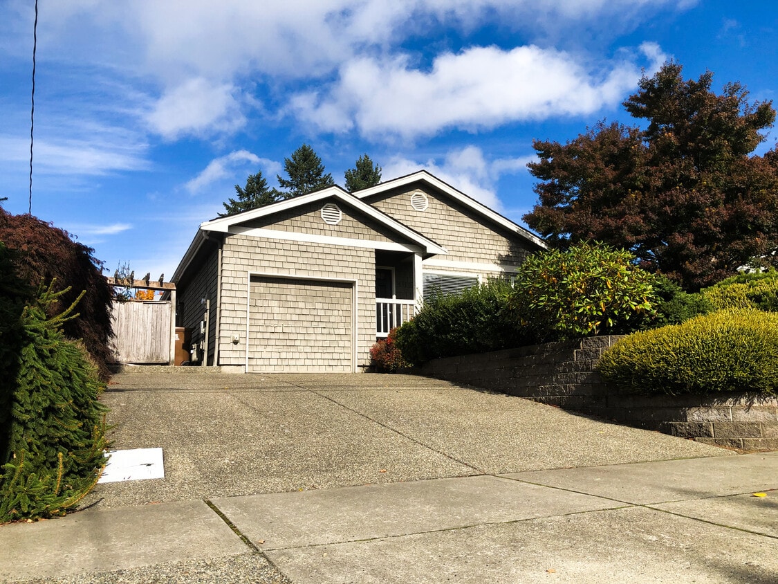 One Car Garage - 4905 N 11th St