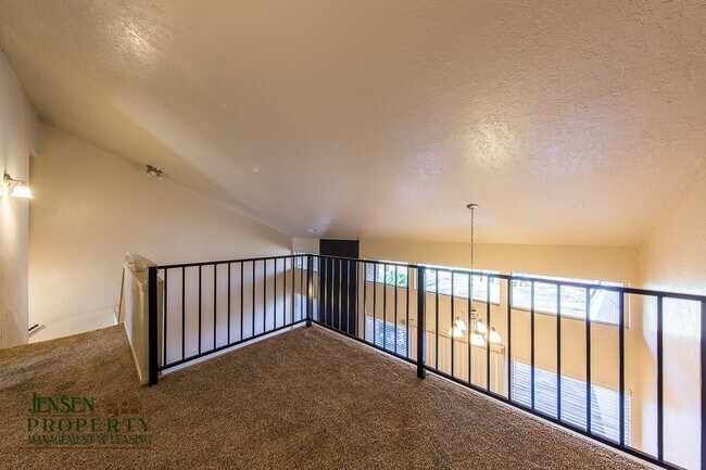 Foto del edificio - Great town home-Bloomington Country Club!