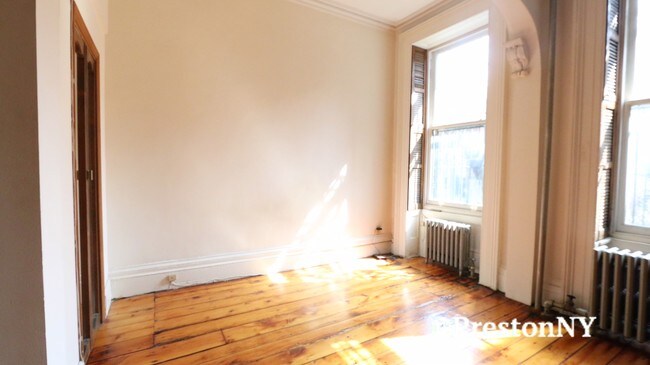 Foto del edificio - 214 E 12th St