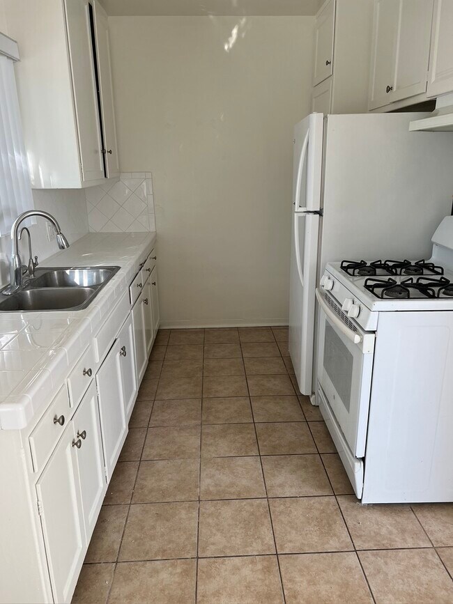 Kitchen - 4450 Overland Ave