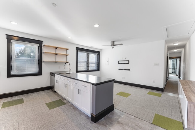 Building Photo - 819 Glenbrook Ave