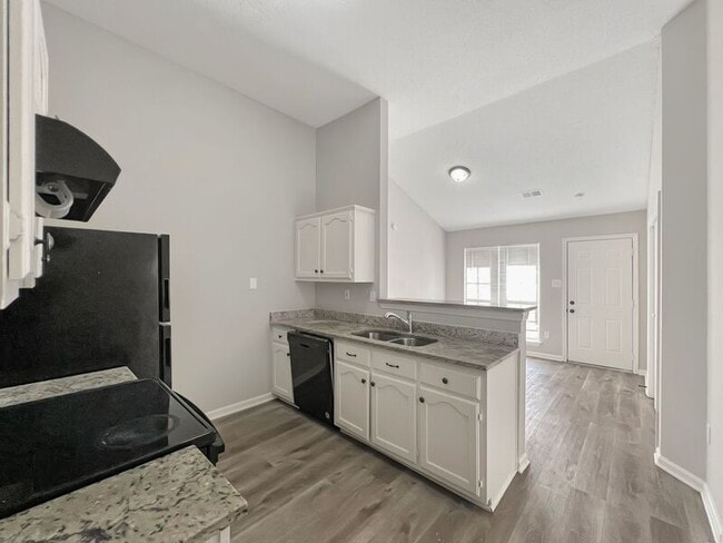 Building Photo - 5616 Kaitlyn Dr W