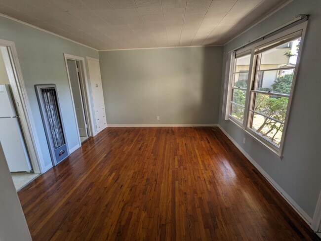 Foto del edificio - 4045 E 8th St
