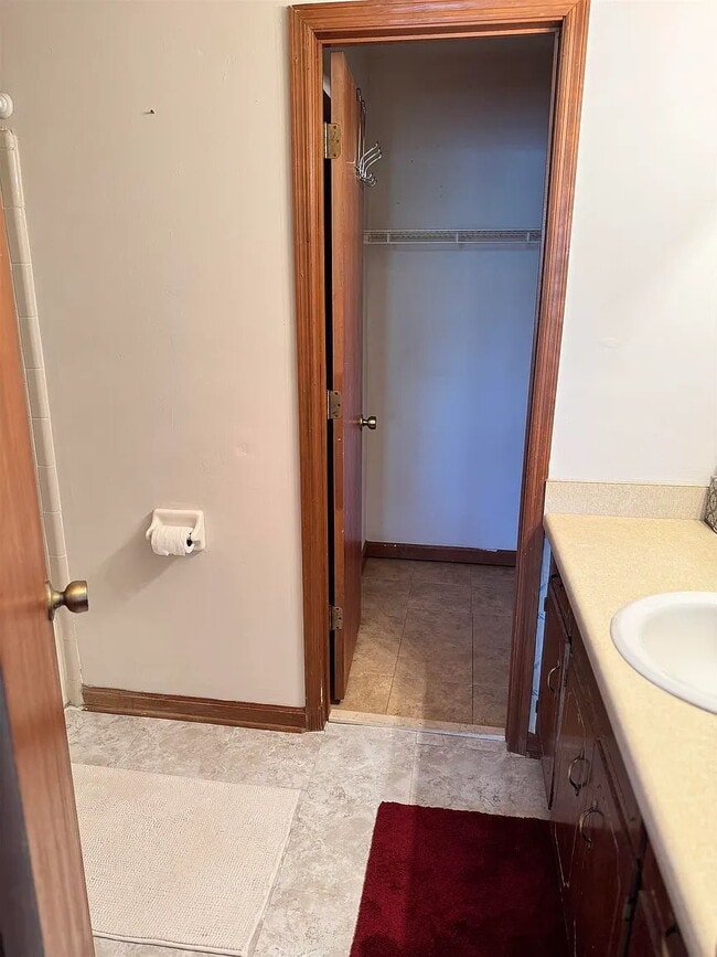 Building Photo - Spacious 2BR Condo with Private Baths, Fireplace, Balcony & Pool View – Close to FSU & TCC