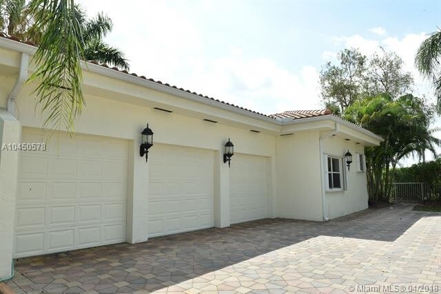Building Photo - 525 Enclave Cir W