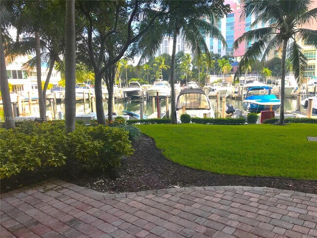 Foto del edificio - 3340 NE 190th St