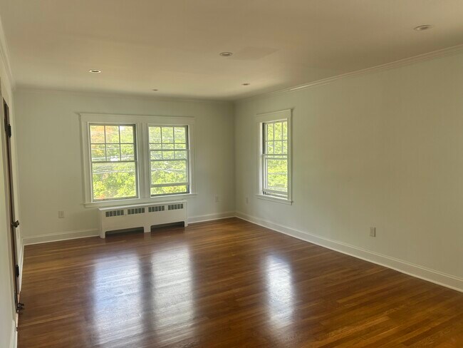 Foto del edificio - 176 Brush Hill Rd