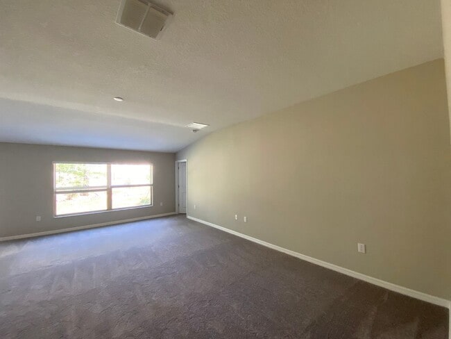 Building Photo - SW location 4/2/2 **WON'T LAST**