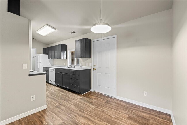 Building Photo - 3 Bedroom 2 Bathroom Near Whitewater Park