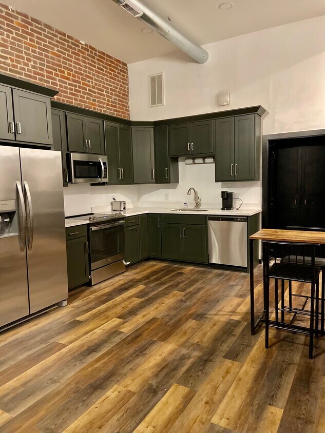 Foto principal - 36 W 4th St
