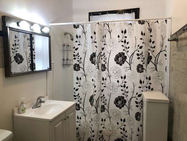 Building Photo - 6841 S Prairie Ave