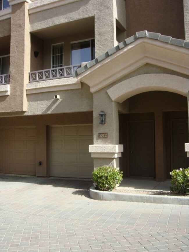 Foto del edificio - STUNNING 2 BEDROOM 2 BATH TOWNHOUSE IN GATED COMMUNITY WITH 1 CAR GARAGE ATTACHED