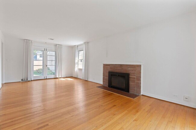 Foto del edificio - 635 Garden Ct