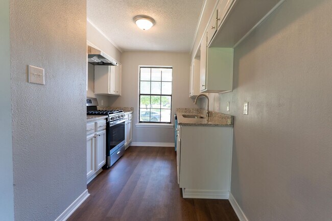 Foto del edificio - Charming Remodeled Home in Golden Meadows,...