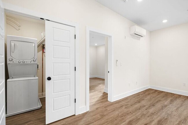 Foto del edificio - 6832 Ridge Ave