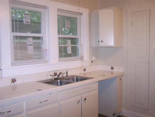 Building Photo - 3 Bdrm / 1.5 Bath in great location in Bri...