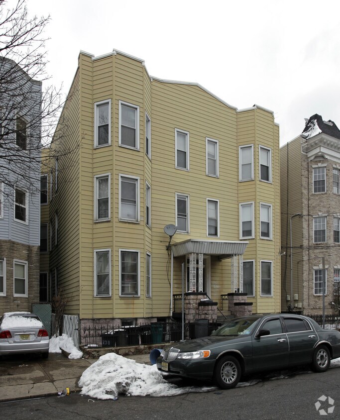 Primary Photo - 240 Bowers St