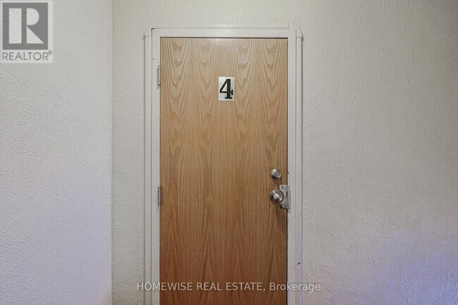 Building Photo - 366 Mary St N