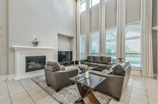 Foto del edificio - 16526 Whiteoak Canyon Dr