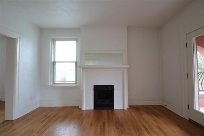 Building Photo - 200 Gross St