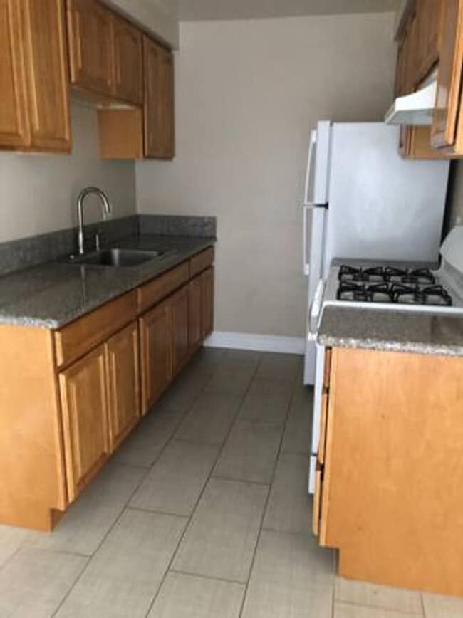 Building Photo - 2 Bedroom 1.5 Bath Split-Level Condo in Ri...