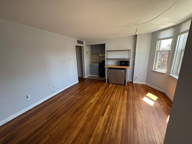 Building Photo - Updated 1-bed condo at Walnut Plaza