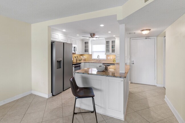 Building Photo - 4775 Cove Cir
