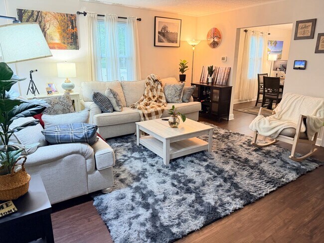 Foto del edificio - 148 Riverthorn Rd