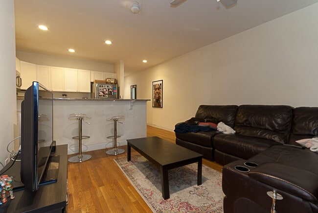 Building Photo - Boston University Off Campus 3bed / 1bath on St Paul St