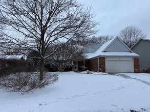 Building Photo - 1940 Carriage Hill Rd