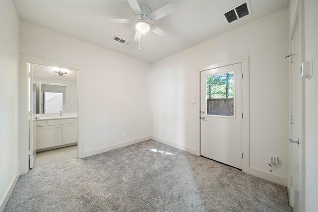 Foto del edificio - 4810 Martin Oaks Ln