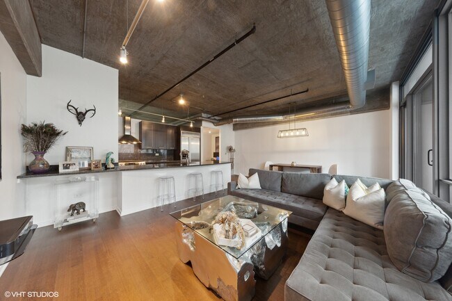 Foto del edificio - 240 E Illinois St