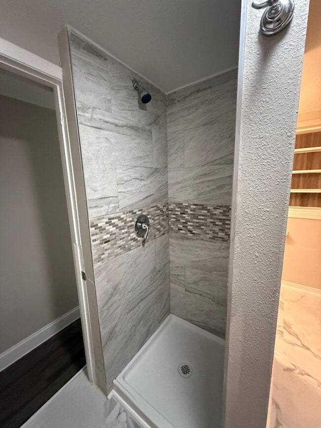 Building Photo - 702 21st Ave W