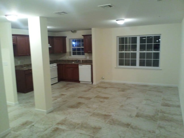 Spacious Living Room - 140 Manchester Pl