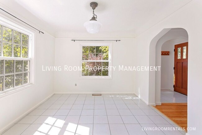 Foto del edificio - 5026 N Commercial Ave