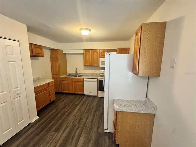 Building Photo - 316 E Primrose Ln