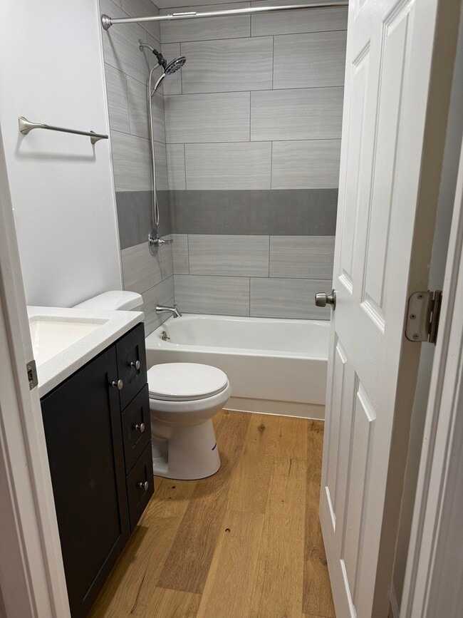 Foto del edificio - 380 Ivanhoe Rd