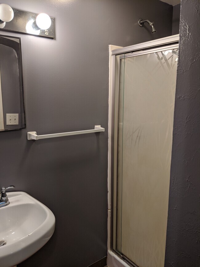 Baño - 3153 Brackenridge St