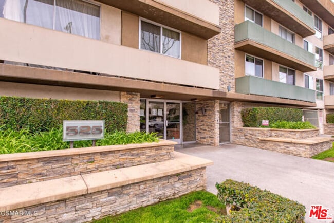 Foto del edificio - 525 N Sycamore Ave