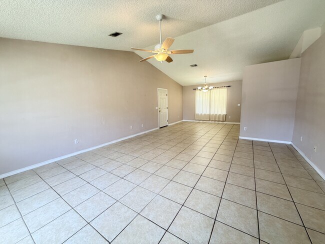 Foto del edificio - 6585 Eagle Crest Dr
