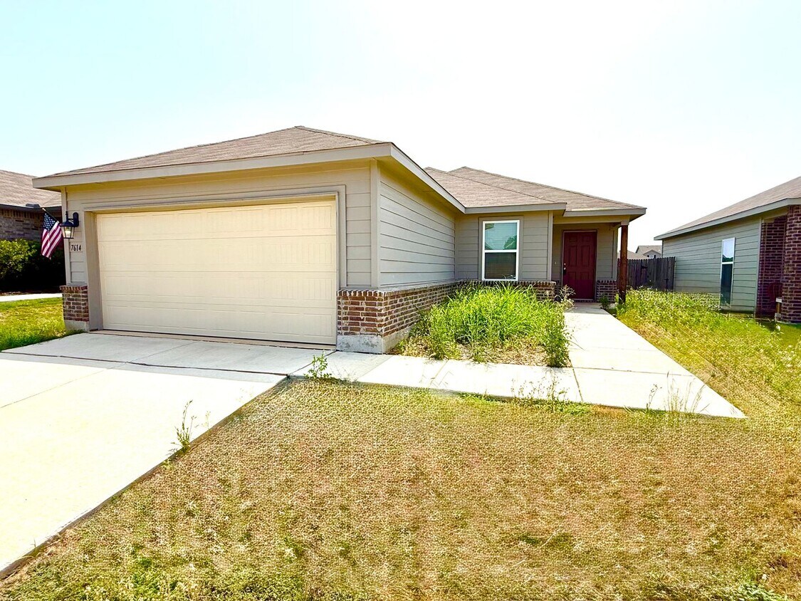 Foto principal - AVAILABLE NOW! 3 Bedroom / 2 Bath Home Nea...