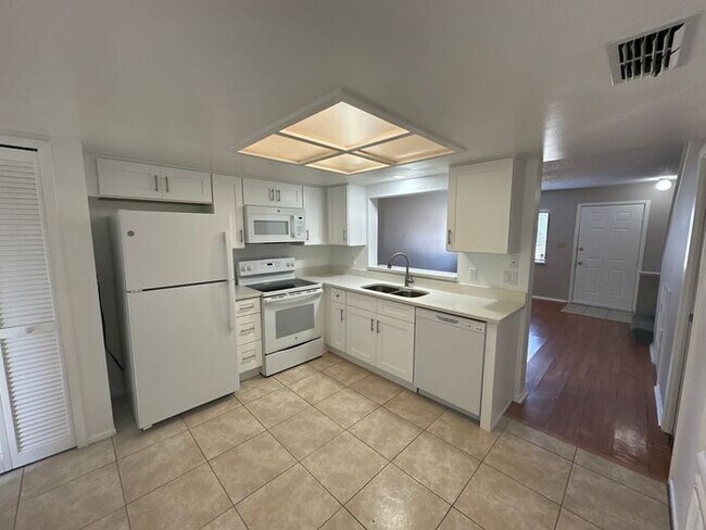 Foto del edificio - GREAT 2/2.5 Townhome Near UCF! Available Now!
