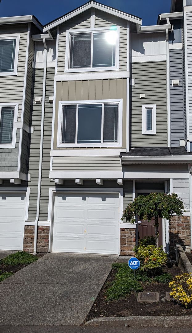 Building Photo - 15720 Manor Way