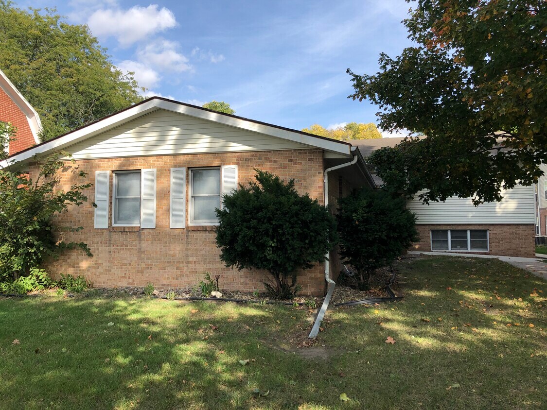 212 S Walnut Ave, Ames, IA 50010 Apartments in Ames, IA