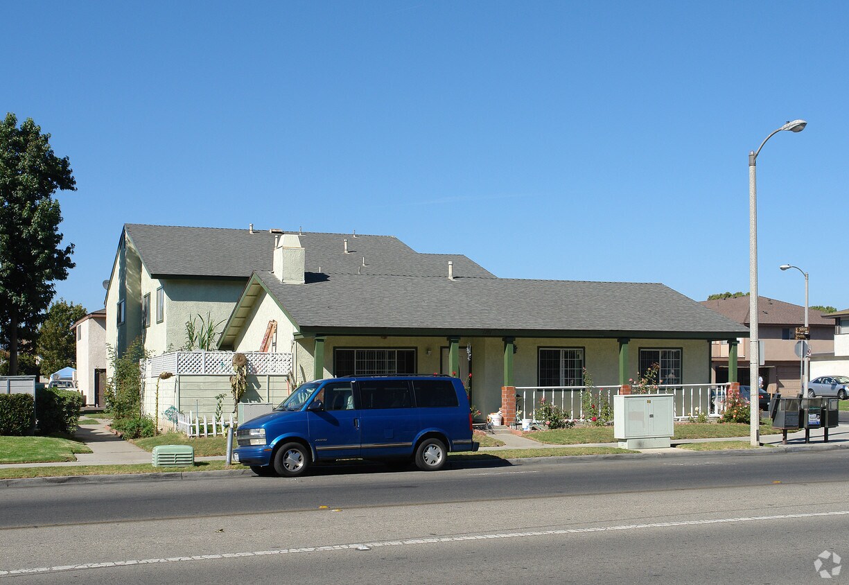Building Photo - 1201 W 7th St